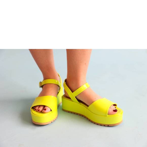 NEW CHINESE LAUNDRY women neon moon platform sandals in lime green